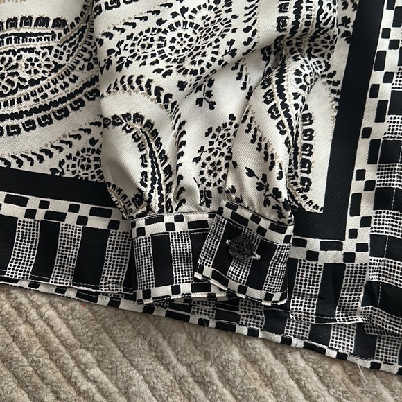 Authentic ETRO 100% silk, button-down, long-sleeve blouse w/button cuffs. - Picture 9 of 10